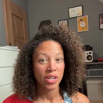 Davina w czerwonej bluzie