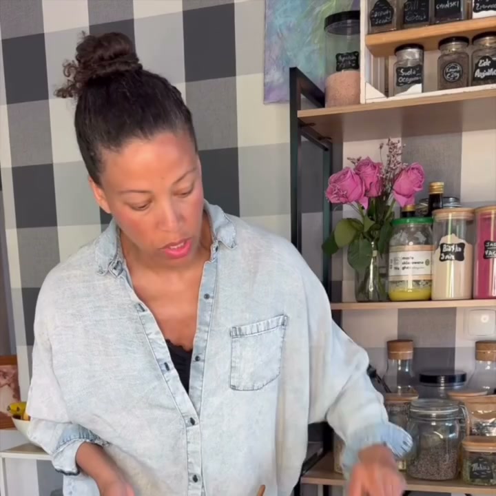 Davina gotuje w kuchni
