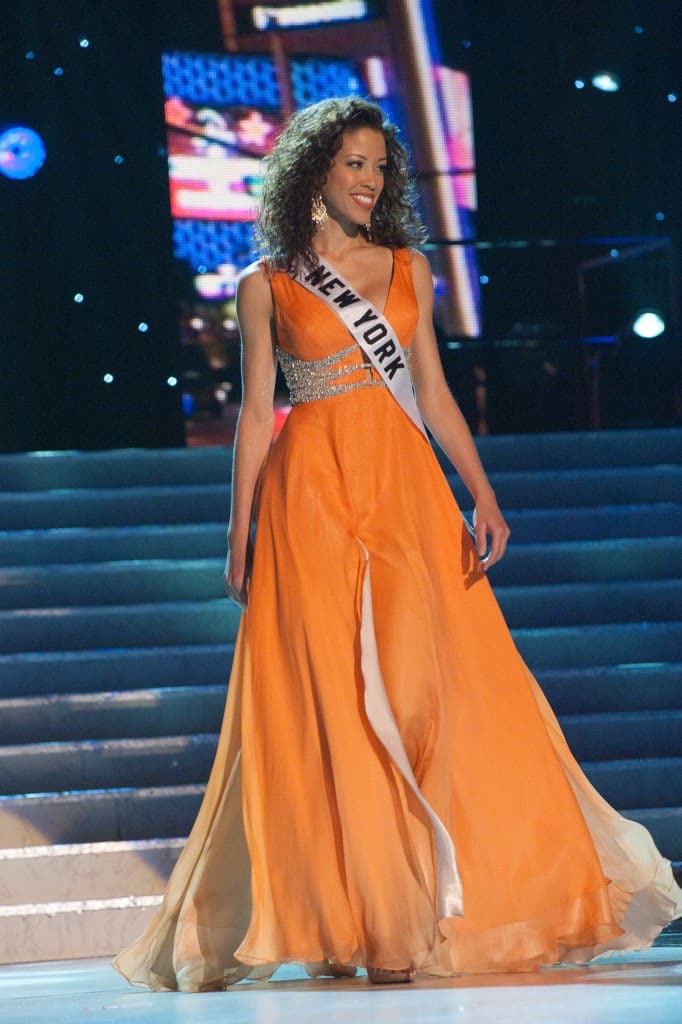Davina w pomarańczowej sukni na scenie Miss USA w Las Vegas